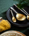 Cuillères dorées pour une table de Noël
