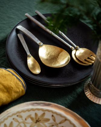 Couverts dorés pour une table décorée pour les fêtes