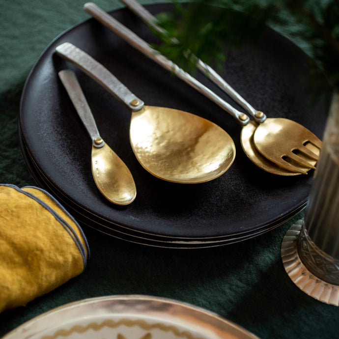 Couverts dorés pour une table décorée pour les fêtes