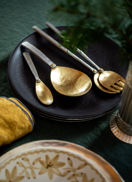 Couverts dorés pour une table décorée pour les fêtes