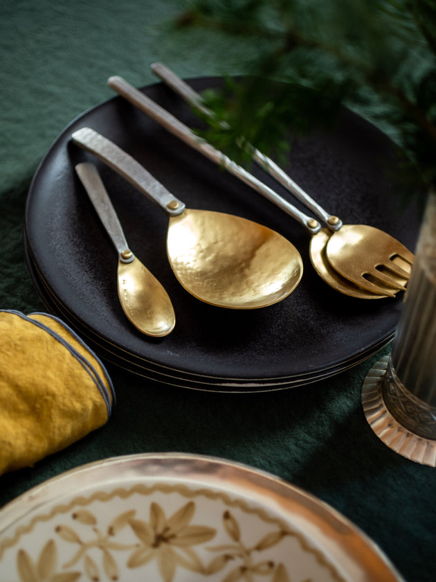 Couverts dorés pour une table décorée pour les fêtes