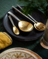 Couverts dorés pour une table décorée pour les fêtes