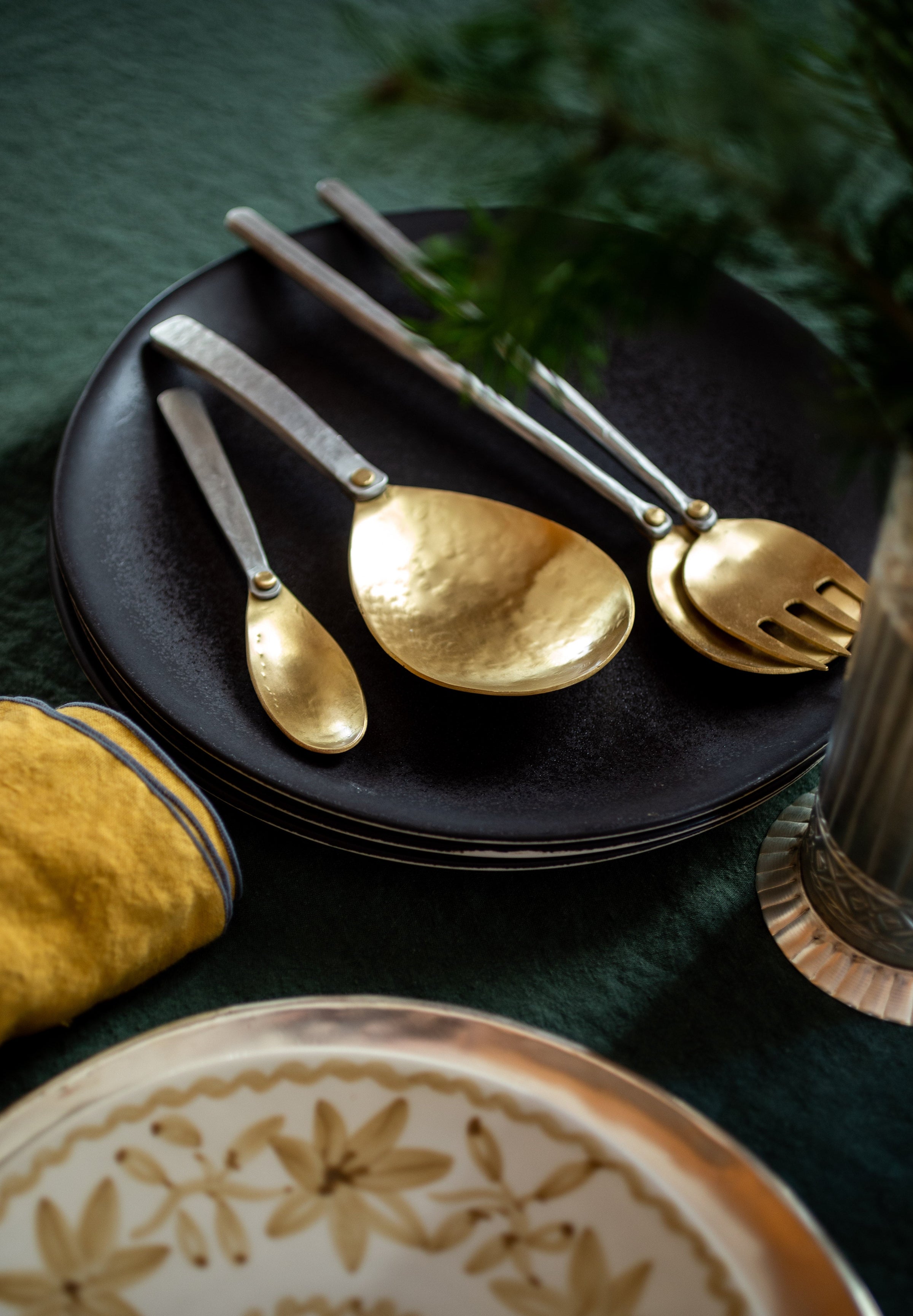 Couverts dorés pour une table décorée pour les fêtes