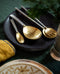 Couverts dorés pour une table décorée pour les fêtes