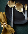 Détails sur une table de fêtes dorée