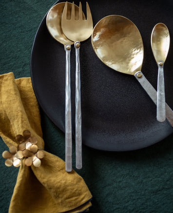 Détails sur une table de fêtes dorée
