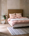 Chambre dans les tons blancs et rose avec du linge de lit Selena en lin lavé Caravane