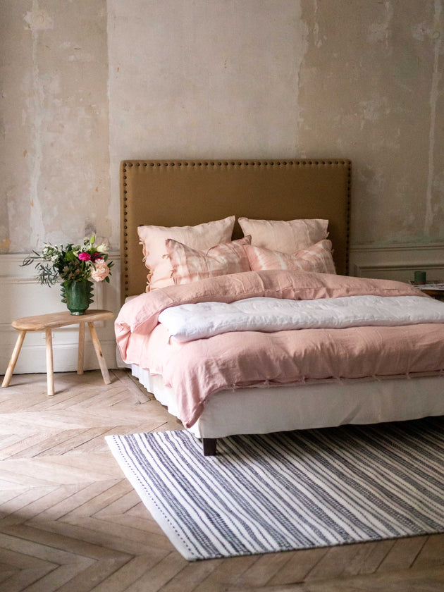 Chambre dans les tons blancs et rose avec du linge de lit Selena en lin lavé Caravane