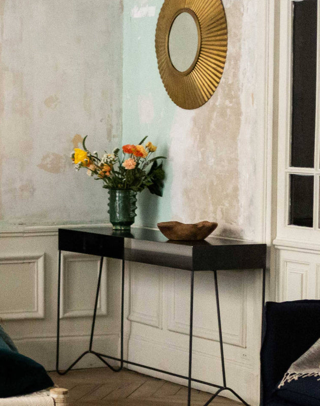 Console en acier brut noir pour la chambre