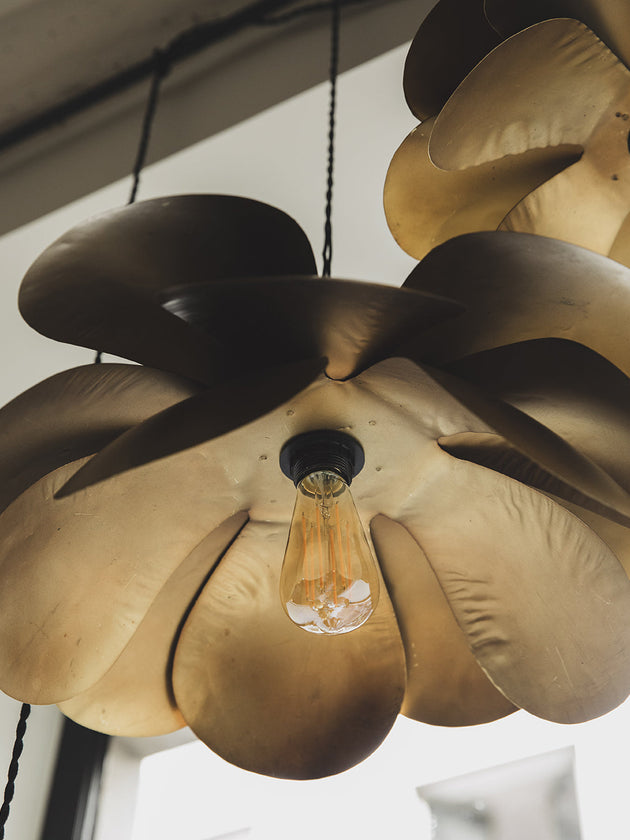 Suspension Cosmos Fleurs en métal doré qui diffuse une lumière dorée