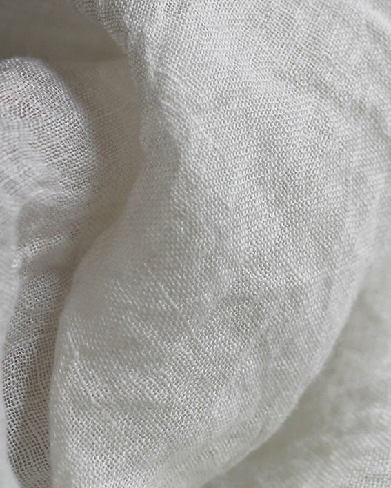 Détail de la maille du Tissu Costa en voile de lin blanc