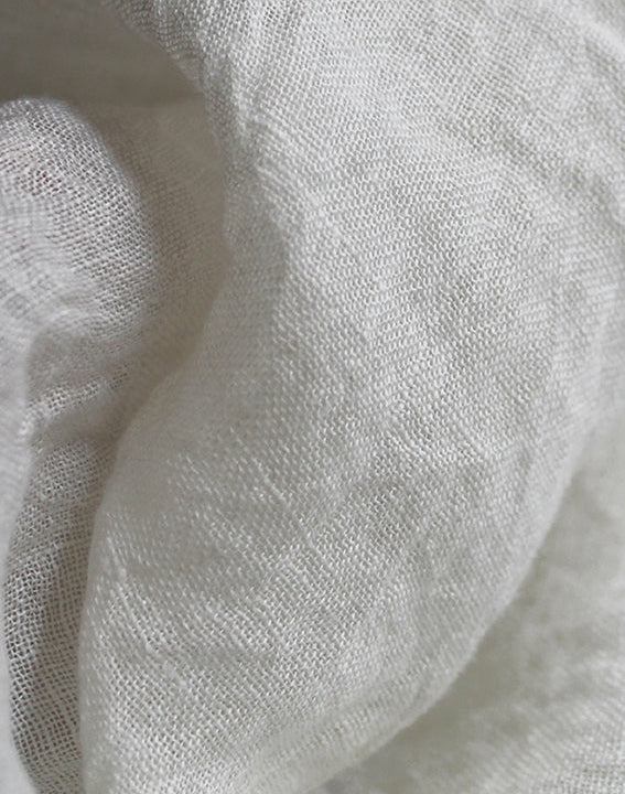 Détail de la maille du Tissu Costa en voile de lin blanc