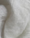 Détail de la maille du Tissu Costa en voile de lin blanc