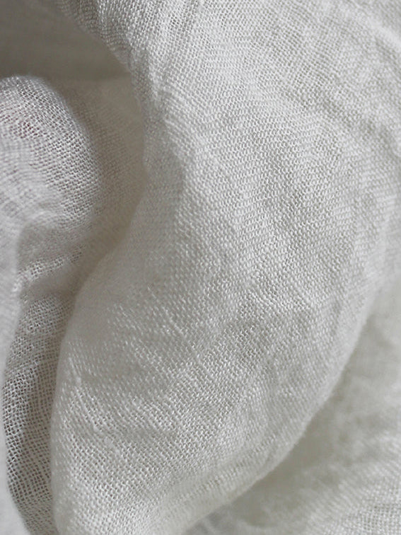 Détail de la maille du Tissu Costa en voile de lin blanc