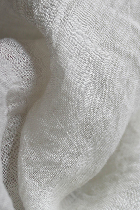 Détail de la maille du Tissu Costa en voile de lin blanc
