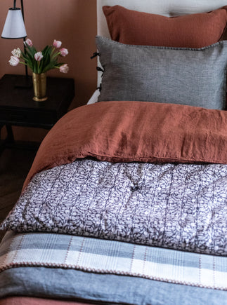 Courtepointe Tulipan pour un grand lit avec ses motifs fleuris