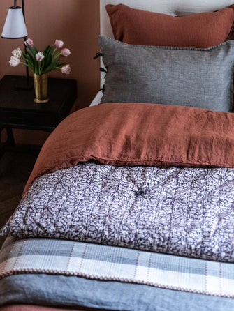 Courtepointe Tulipan pour un grand lit avec ses motifs fleuris