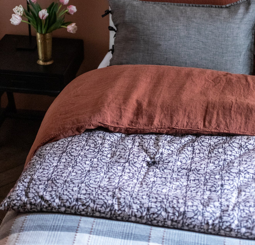 Courtepointe Tulipan pour un grand lit avec ses motifs fleuris