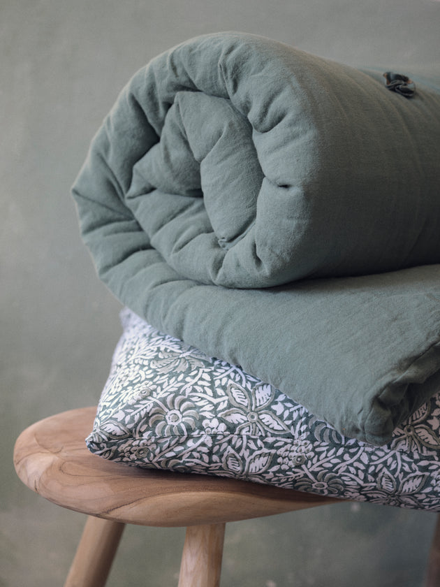 Courtepointe Selena en lin lavé avec pompons signature pour bout de lit