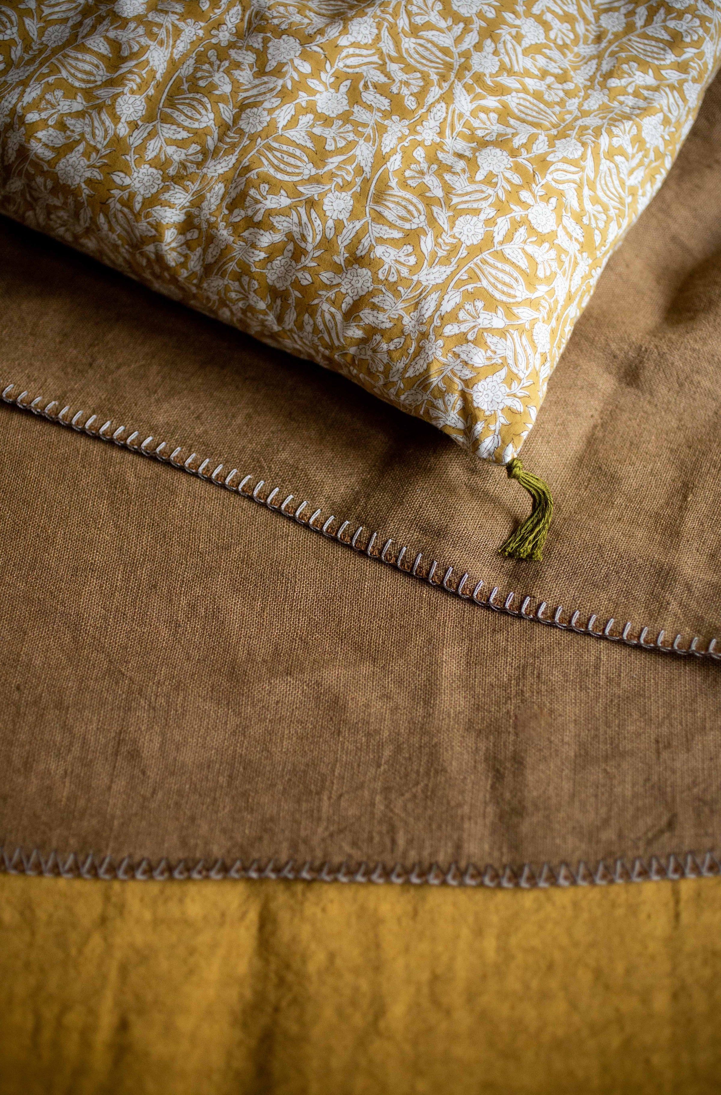 Association de couleurs pour votre linge de lit dans les teintes de jaune avec la courtepointe Tulipan