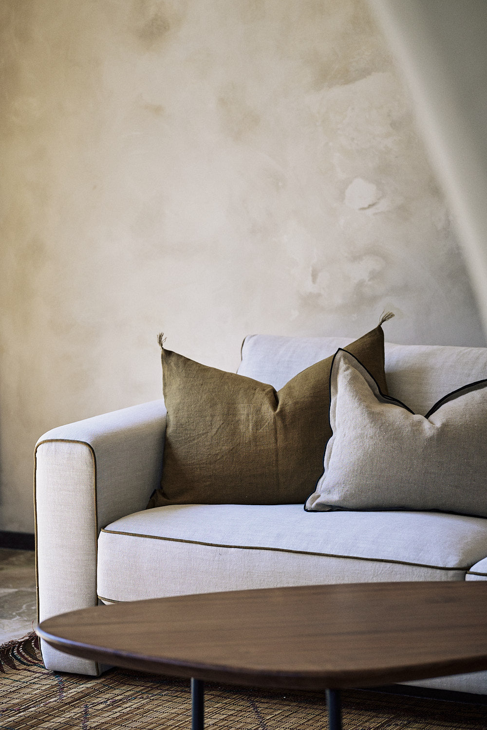 Housses de coussin Maya qui subliment un canapé dans un salon 
