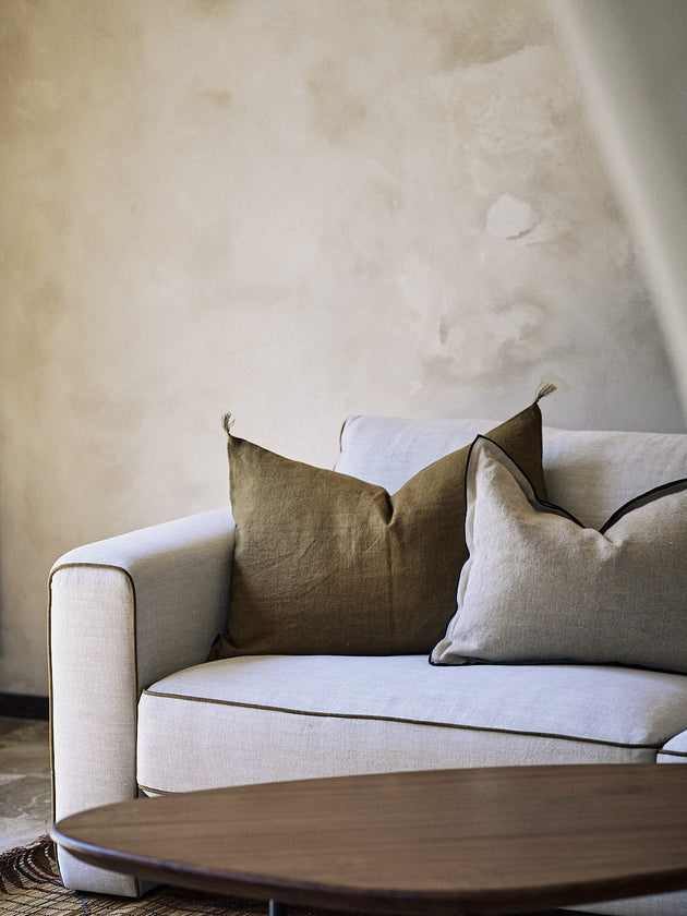 Housses de coussin Maya qui subliment un canapé dans un salon 