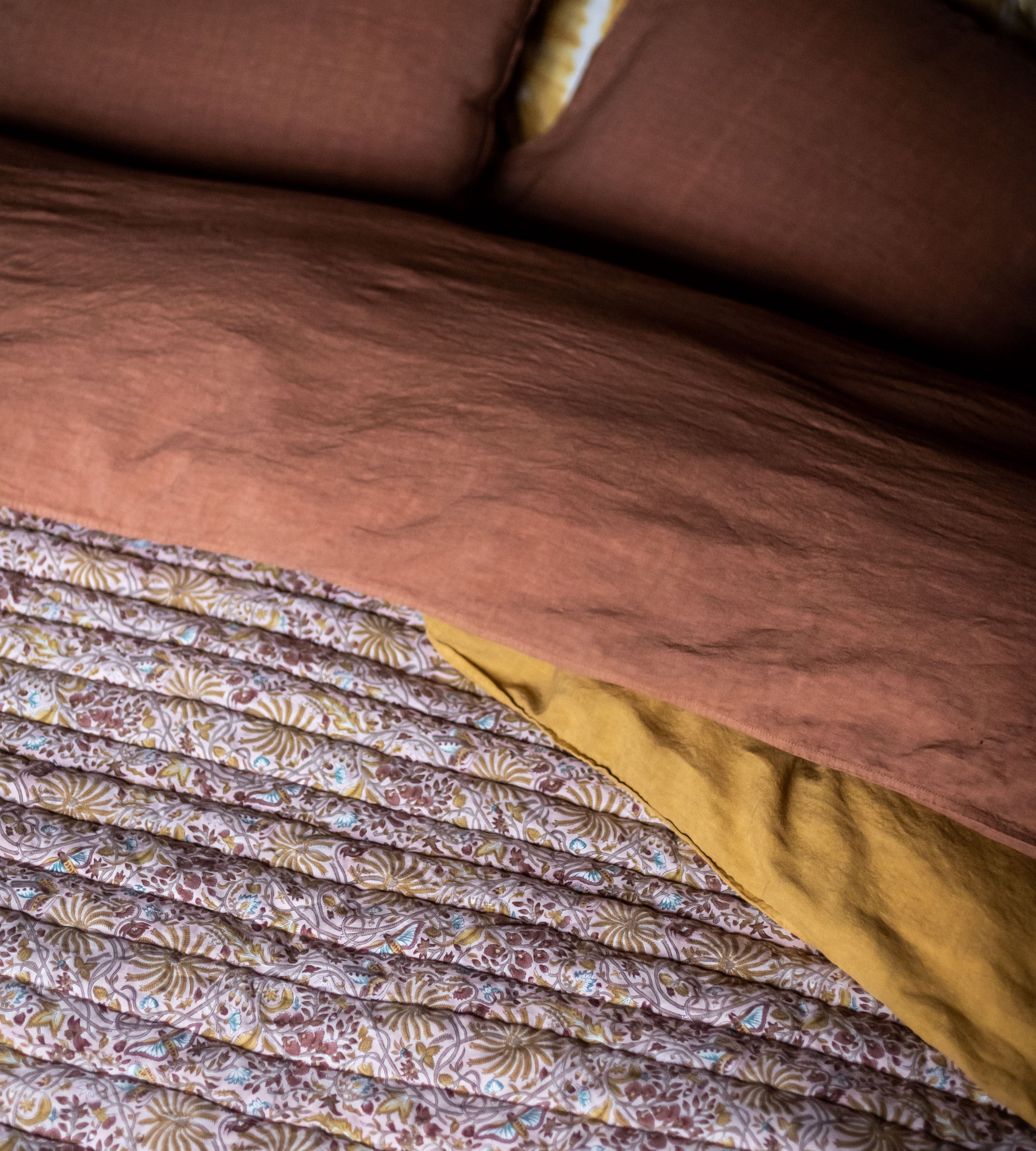 Linge de lit Selena avec le couvre pied Papilio à motifs végétaux