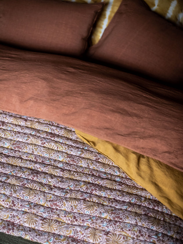 Linge de lit Selena avec le couvre pied Papilio à motifs végétaux