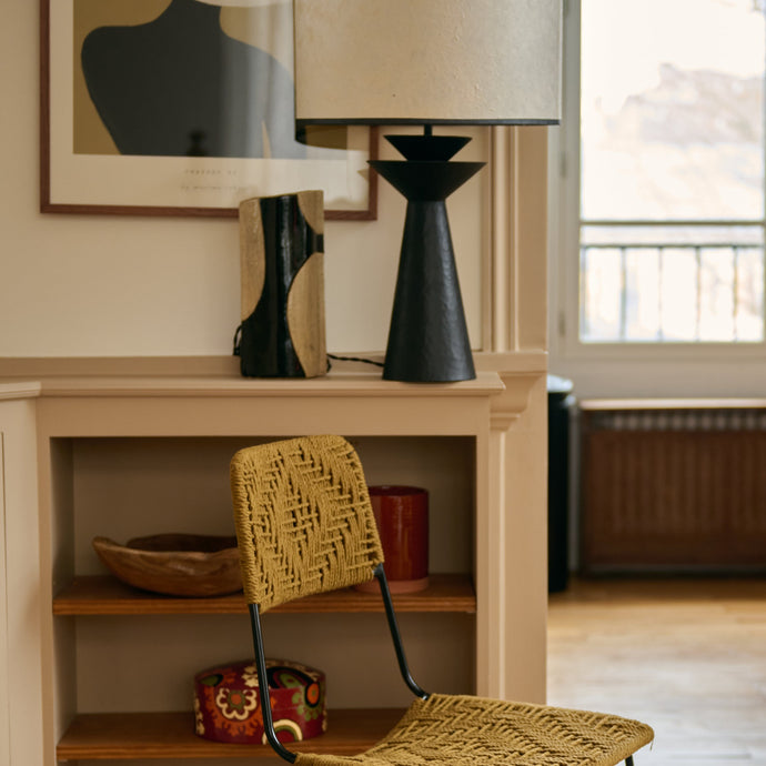 Chaise haute en coton tressé et pieds en fer dans le coloris Havane