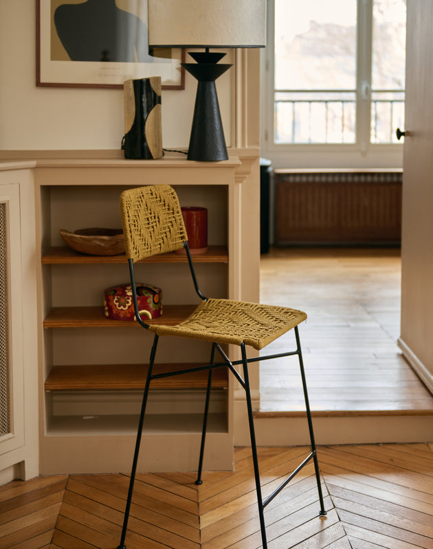 Chaise haute en coton tressé et pieds en fer dans le coloris Havane