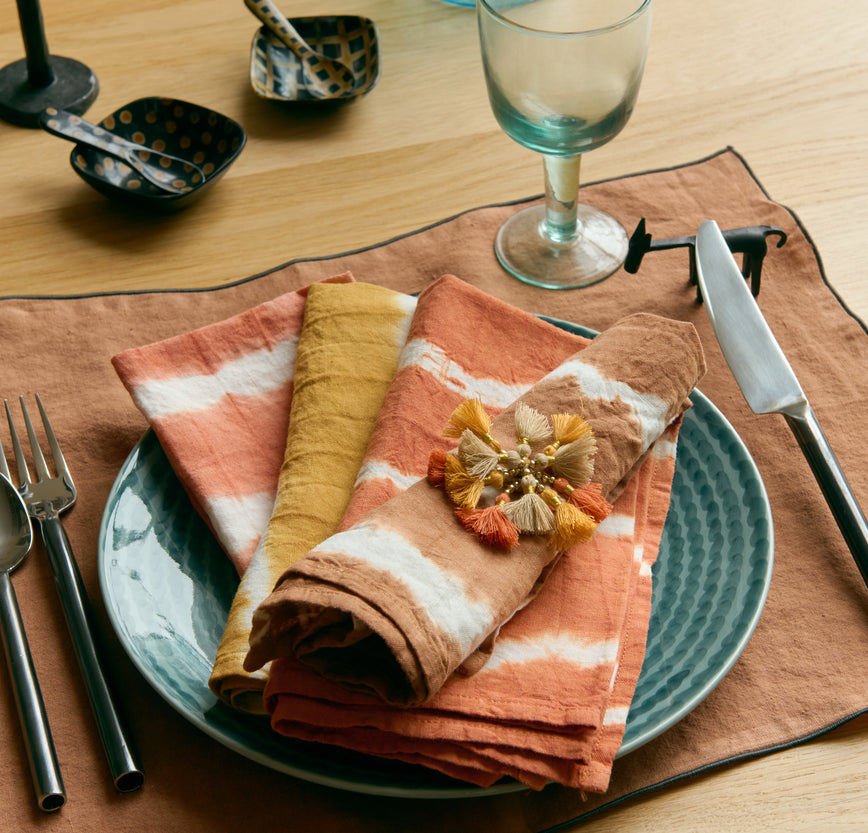 set de table rectangulaire en lin lavé Selena Sepia avec liseré noir