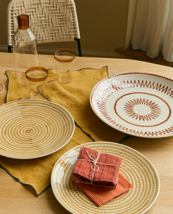 Assiette plate en faïence émaillée jaune à motifs 