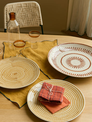 Assiette plate en faïence émaillée jaune à motifs 