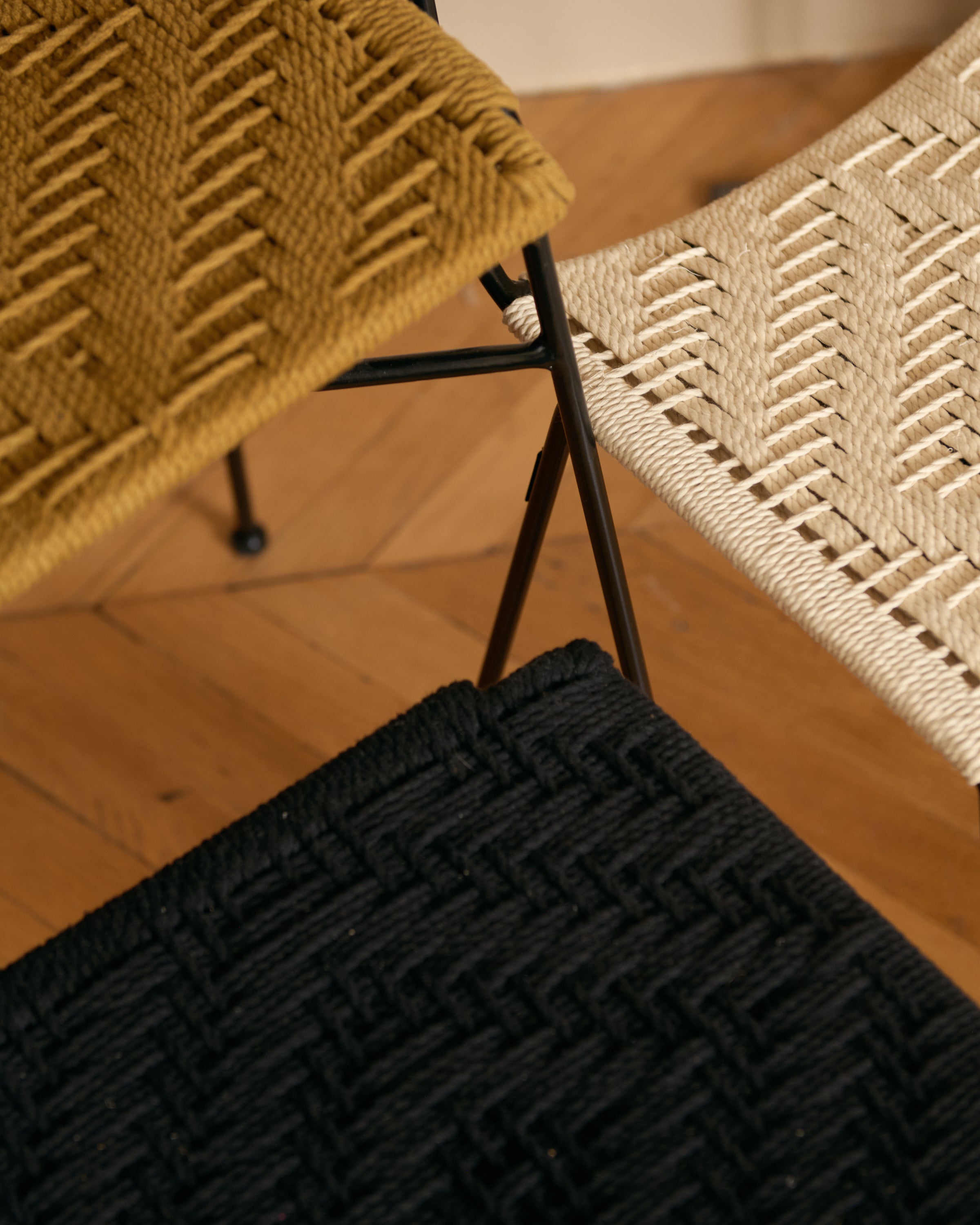 Les nuances de couleur du coton tressé du tabouret Murgi : havane, charcoal et ivoire.