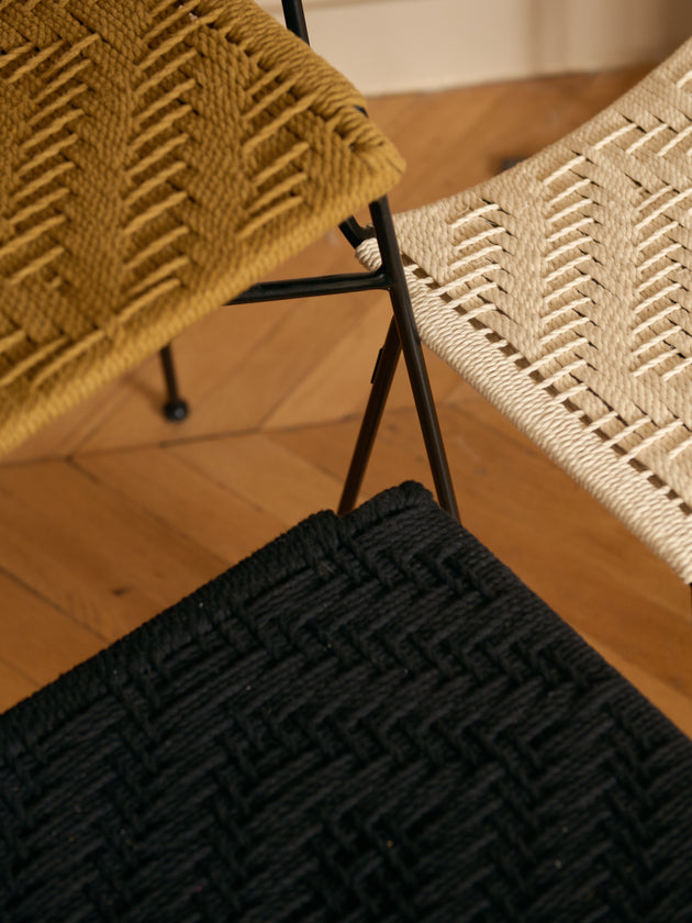 Les nuances de couleur du coton tressé du tabouret Murgi : havane, charcoal et ivoire.