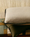 Contour noir élégant de la housse de coussin en khadi de coton blanche Khadi