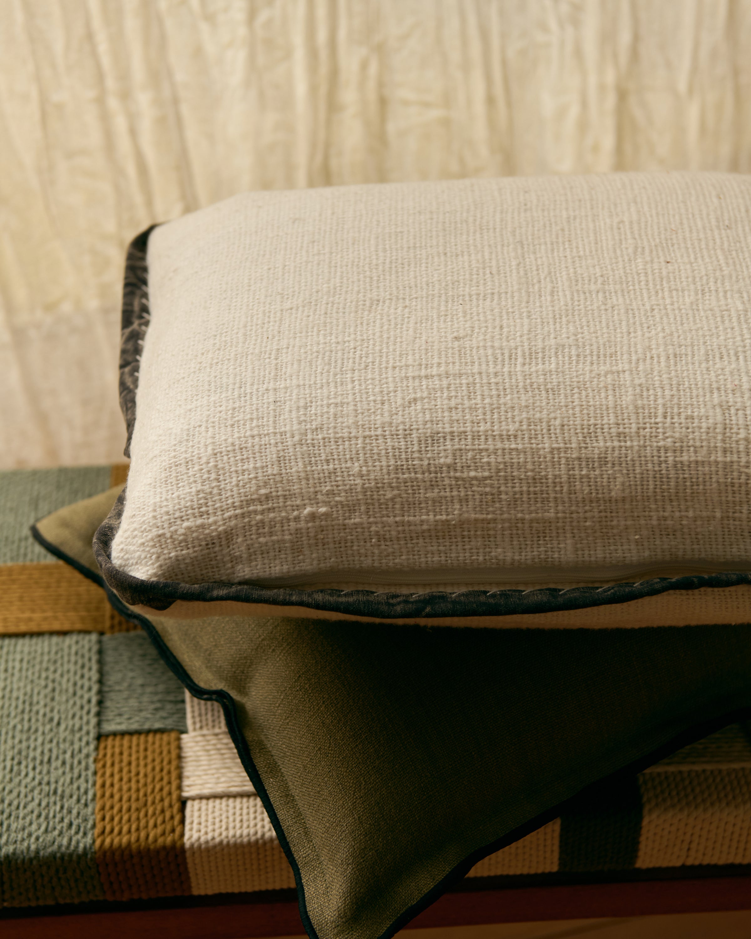 Contour noir élégant de la housse de coussin en khadi de coton blanche Khadi