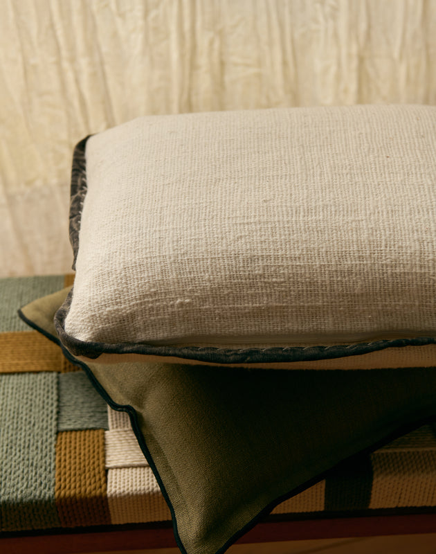 Contour noir élégant de la housse de coussin en khadi de coton blanche Khadi