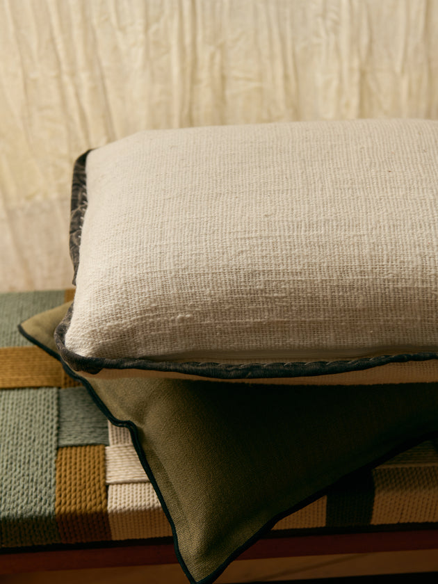 Contour noir élégant de la housse de coussin en khadi de coton blanche Khadi