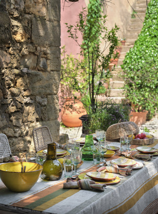 Table d'été dressée avec le linge de table Soleo