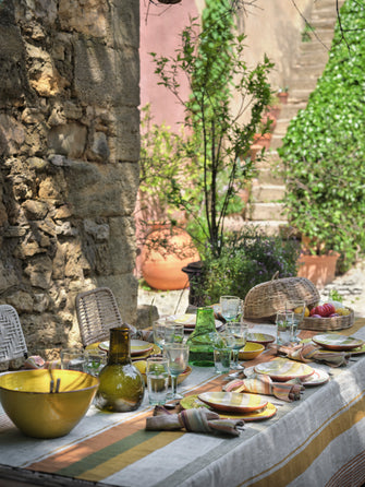 Table d'été dressée avec le linge de table Soleo