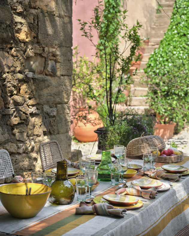 Table d'été dressée avec le linge de table Soleo