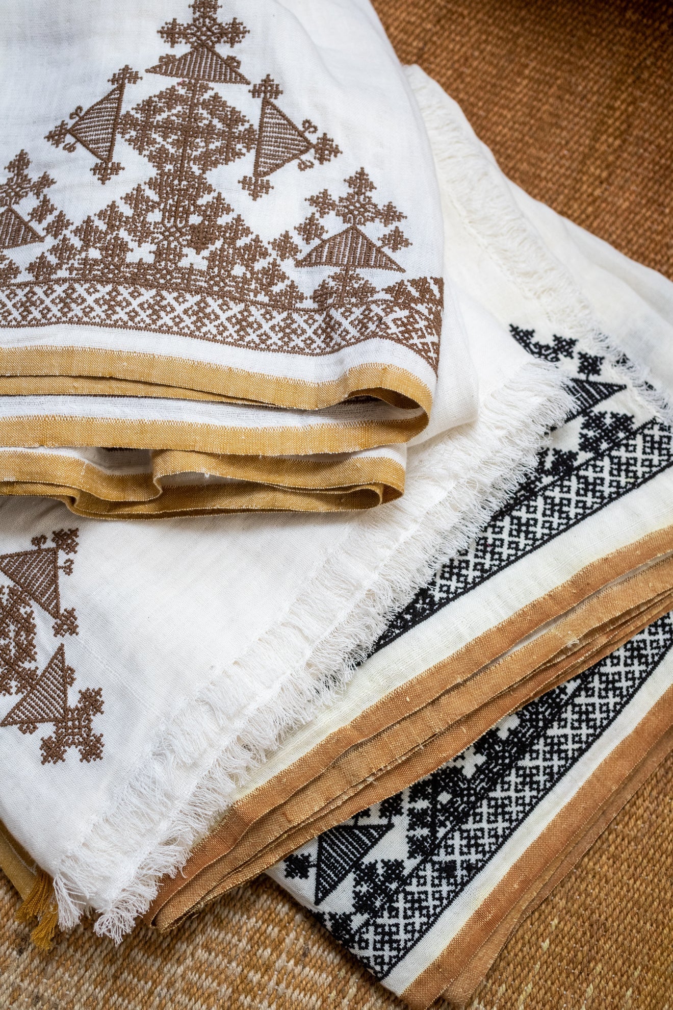 Rideau Dafi en coton brodé, bambou et lin avec motifs colorés