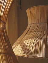 Suspension Halo en rotin aux finitions naturelles et organiques