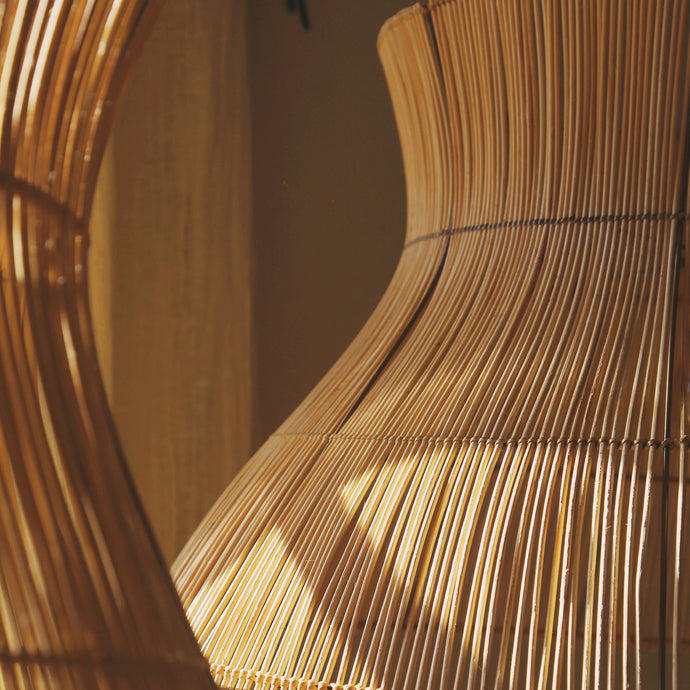 Suspension Halo en rotin aux finitions naturelles et organiques