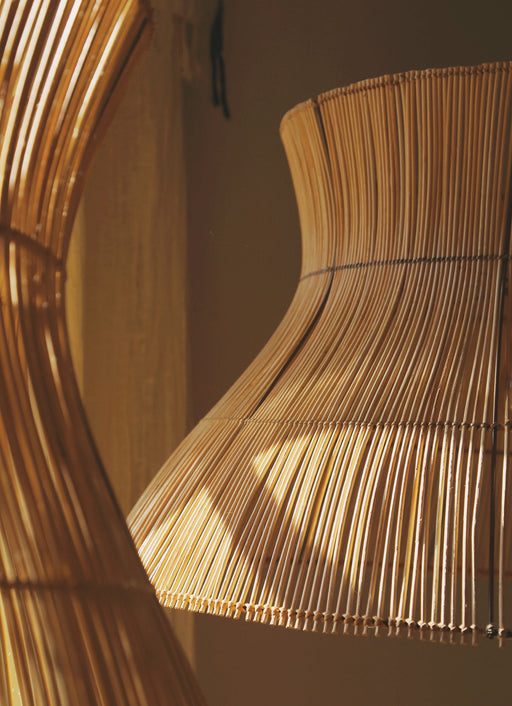 Suspension Halo en rotin aux finitions naturelles et organiques