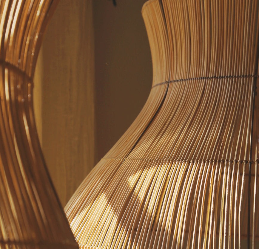 Suspension Halo en rotin aux finitions naturelles et organiques