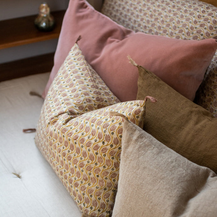 Housse de coussin Tullio Nude avec pompoms imprimés à la main