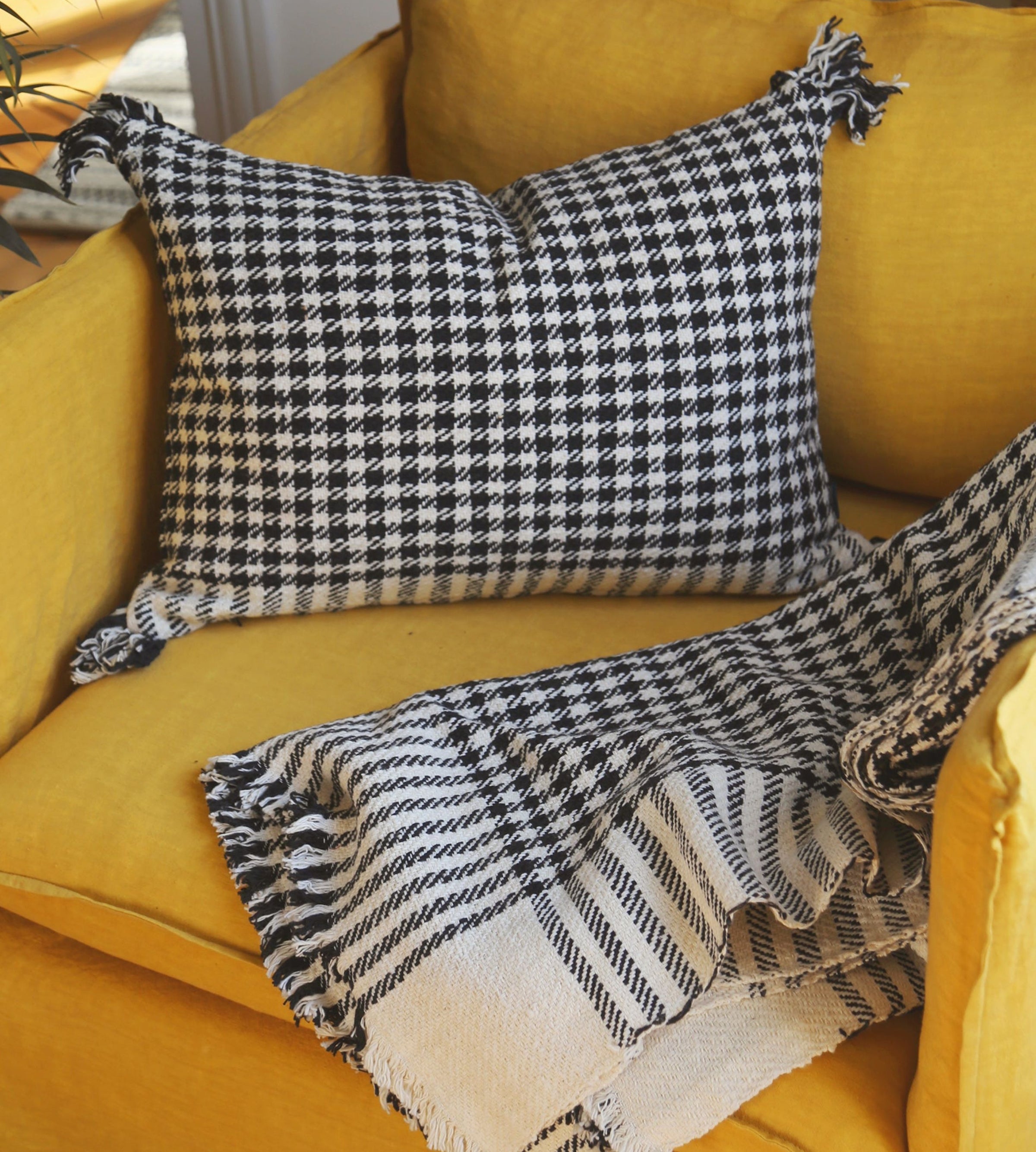 Houndstooth cushion cover