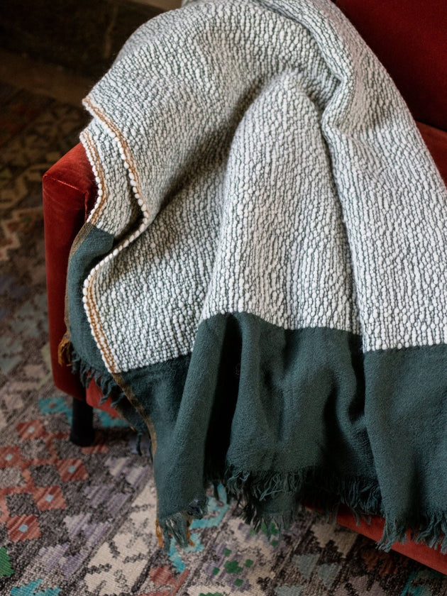 Le plaid Haika a l’aspect léger et duveteux d’un nuage